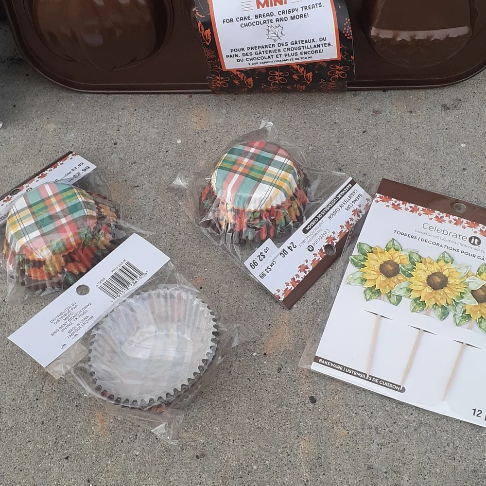 4 Pc Nordic ware Fall Mini Pumpkin CAKE PAN HOLIDAY Pie Baking Mold, Measure Cup
